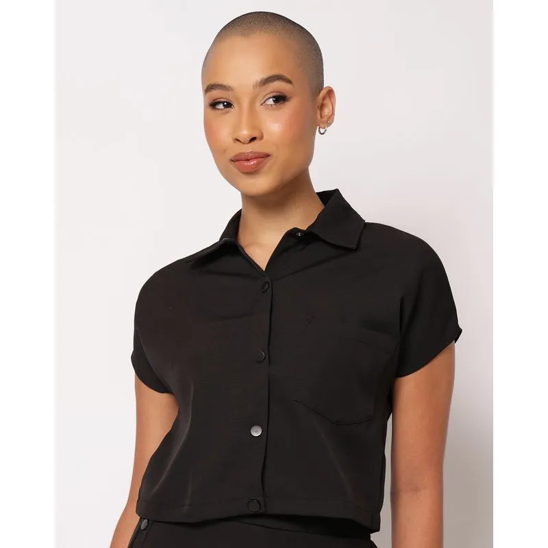 Camisa Feminina Berry & Co. com Bolso Manga Curta Preta P