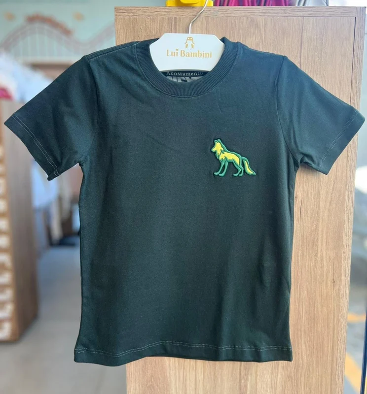 CAMISETA MANGA CURTA LOBO BORDADO MENINO ACOSTAMENTO VERDE ESCURO / 4