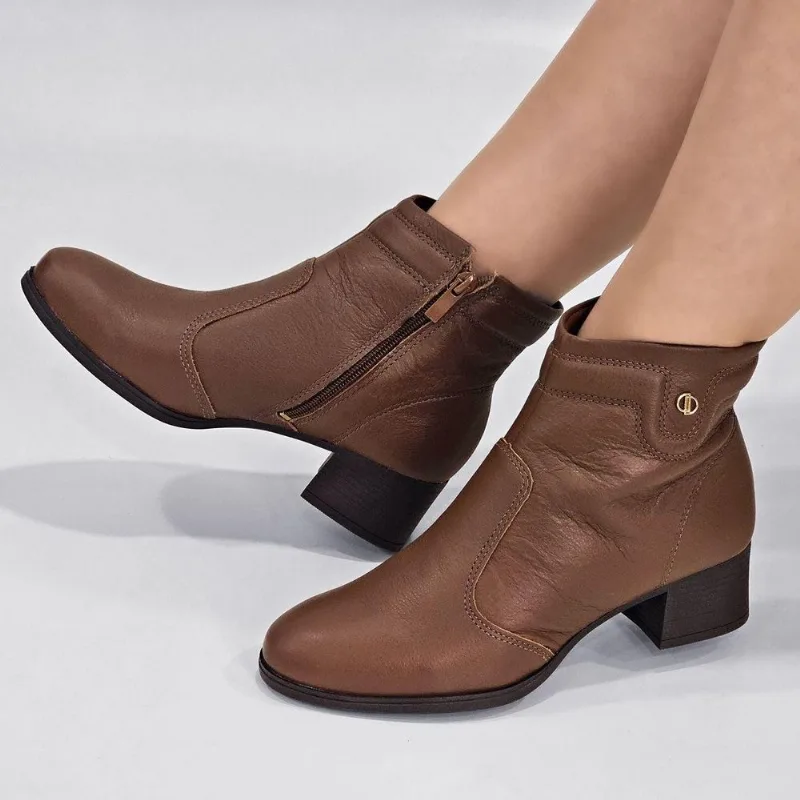 Bota Dakota Feminina Salto Baixo em Couro D2781 34 / Marrom