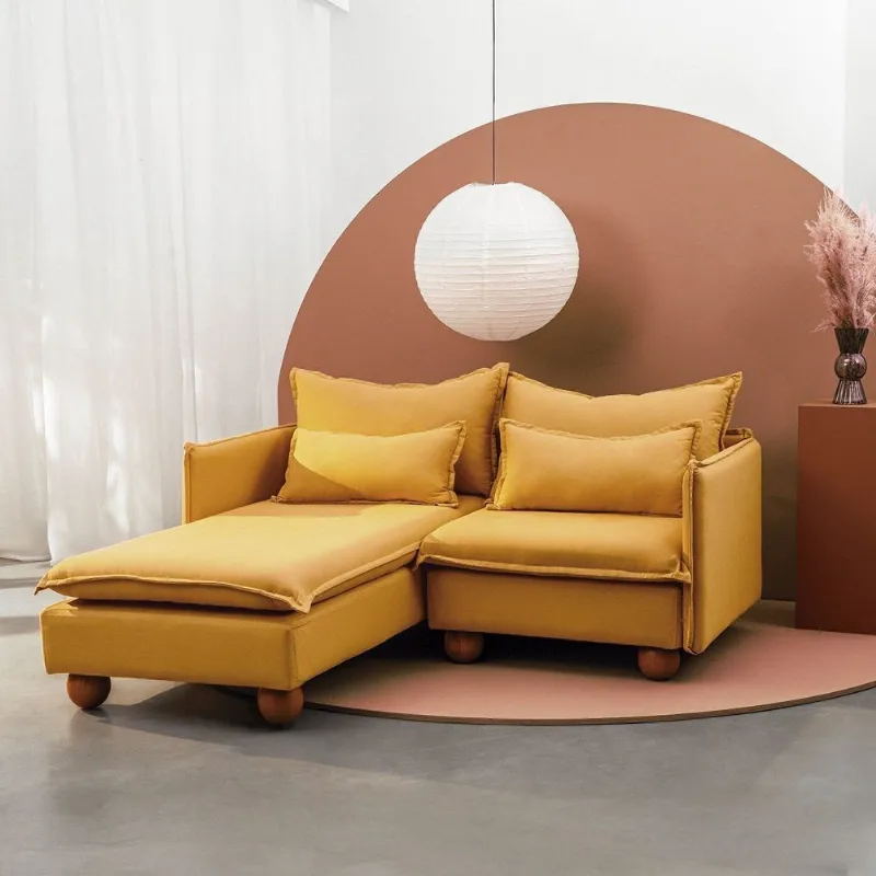 Sofá Modular 2 Lugares com Chaise e Pé Bolinha Sôma CabeCasa MadeiraOriginals Mostarda