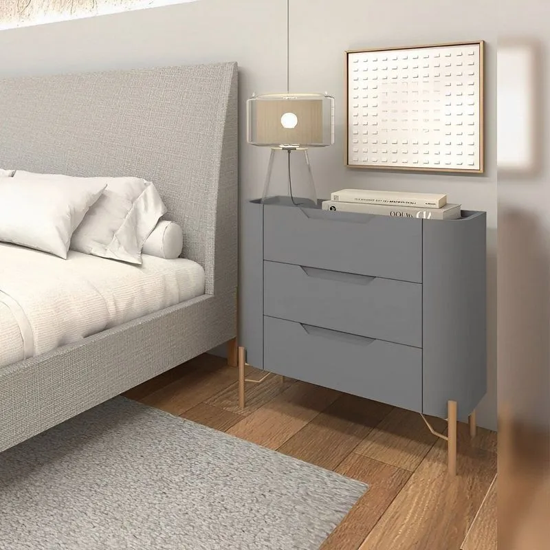 Mesa De Cabeceira 70cm Com 3 Gavetas E Pés Em Metal Estrutura 100% Mdf Bend Cinza Grigio / Dourado