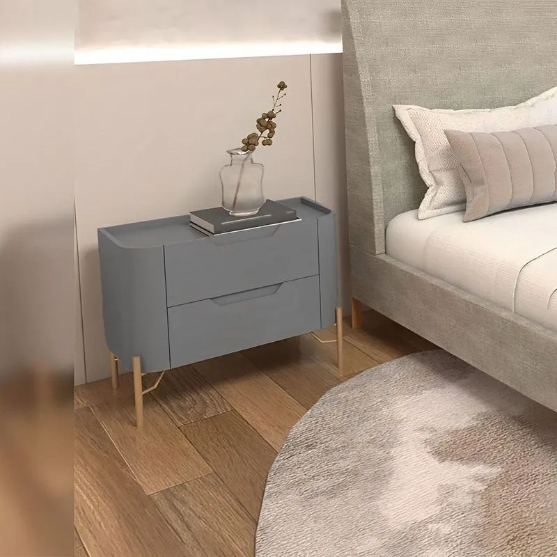 Mesa De Cabeceira 67,5cm Para Quarto Com 2 Gavetas E Pés Em Metal Estrutura 100% Em Mdf Bend Cinza Grigio / Dourado