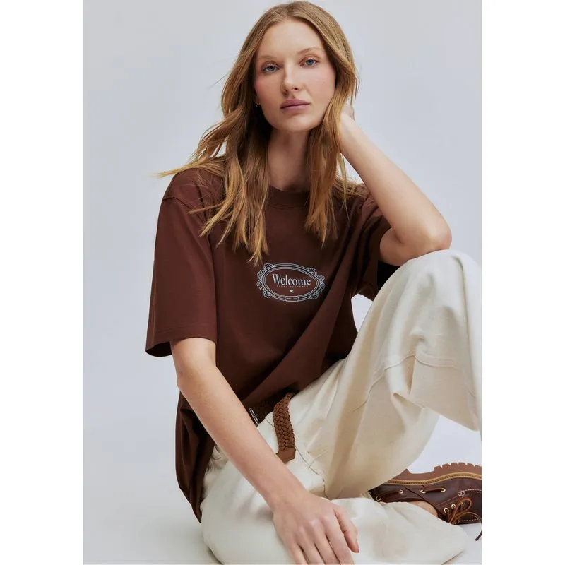 Camiseta Unissex Comfort Estampa Hering + Welcome - Marrom P