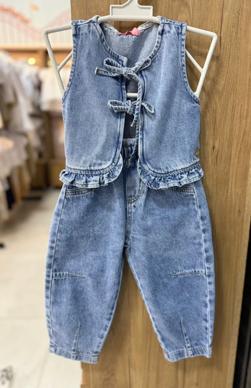 CONJUNTO JEANS COLETE REGATA BABADOS AMARRAÇÃO E CALÇA PINGENTE CORAÇÃO MENINA MOMI JEANS / 4