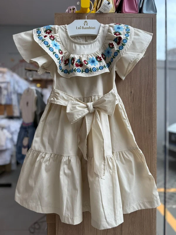 VESTIDO MANGA CURTA BABADO BORDADO FLORES LAÇO AMARRAÇÃO MENINA MOMI Bege / 4