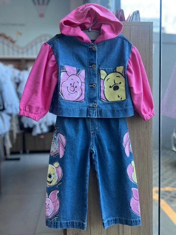 CONJUNTO JAQUETA MANGA LONGA CAPUZ LEITÃO FRIENDS URSINHO POOH E CALÇA JEANS ESTAMPADO MENINA ANIMÊ JEANS/ROSA / 12