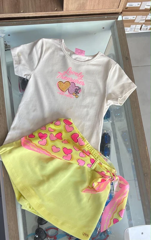 CONJUNTO BLUSA MANGA CURTA CORAÇÕES STRASS COM SHORT LENÇO MENINA MOMI OFF/AMARELO / 10