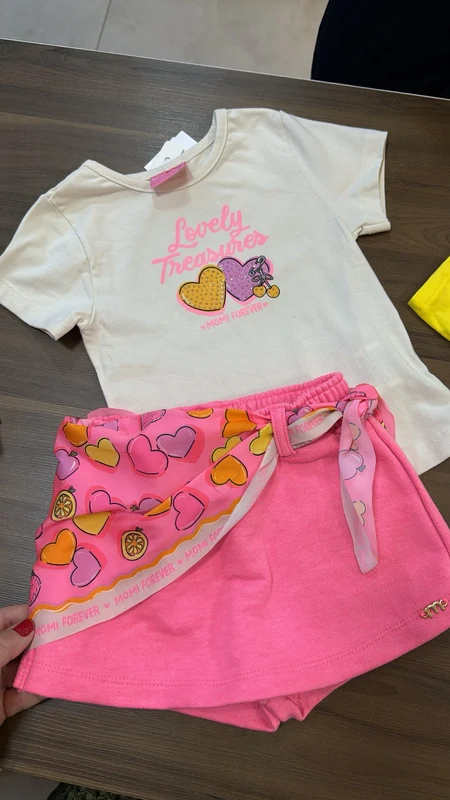 CONJUNTO BLUSA MANGA CURTA LOVELY TREASURES E SHORT LENÇO CORAÇÕES E FRUTAS MENINA MOMI BEGE/ROSA / 10