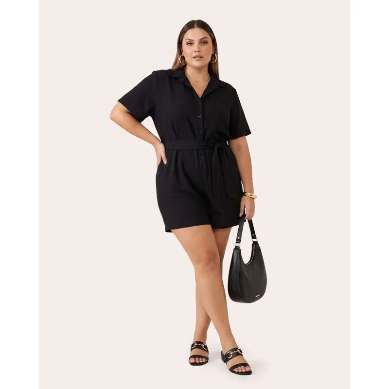 Macaquinho Plus Size Feminino Berry & Co. com Faixa Preto G3