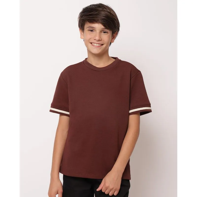 Camiseta Juvenil Texturizada com Gola e Barras Bordadas Marrom 10