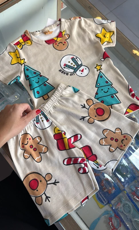 CONJUNTO PIJAMA BLUSA MANGA CURTA E SHORT CHEGOU O NATAL MENINO UP BABY Bege / 6