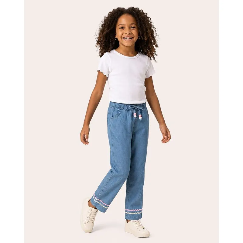 Calça Jeans Infantil Reta com Aplicação Sianinha Azul Claro UN