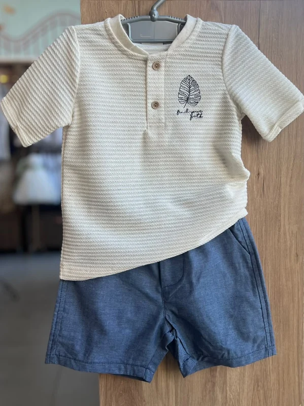 CONJUNTO CAMISETA MANGA CURTA DOBRADO CANELADO FOLHA BORDADO E BERMUDA BOLSO FACA MENINO ANGERÔ AREIA/JEANS / 1