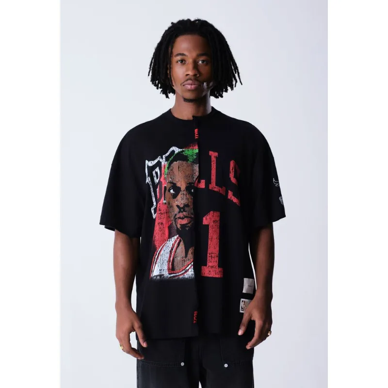 Camiseta Mitchell & Ness Collab NBA x The Saint Oversized Encontro Dennis Rodman Preta - GG