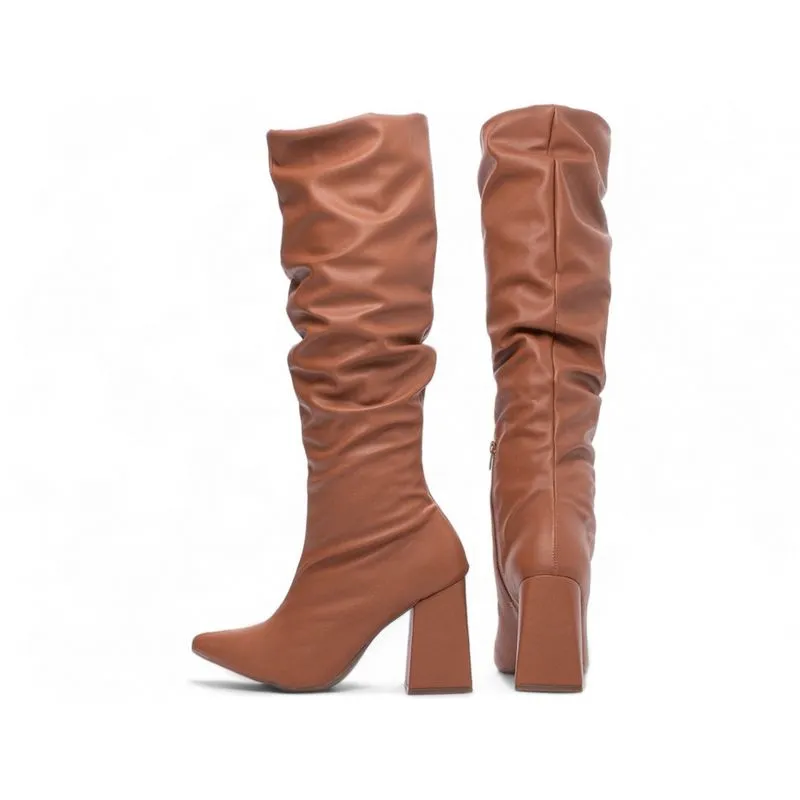 Bota Cano Alto Longo Franzida Feminina Bico Fino Salto Alto Grosso 9cm Caramelo Torricella