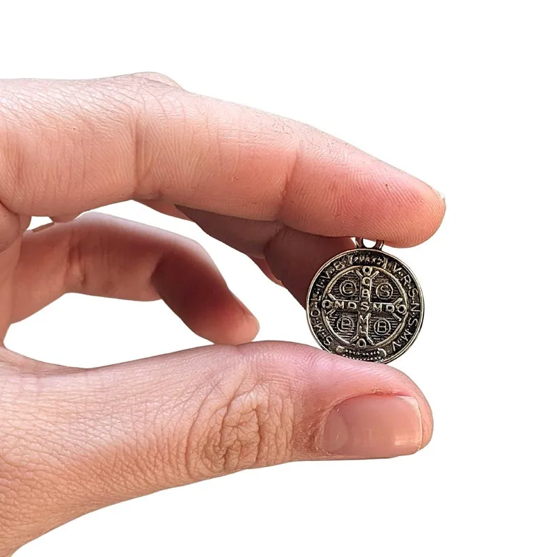 Medalha São Bento Para Lembrança Resinada Prata 1,8cm