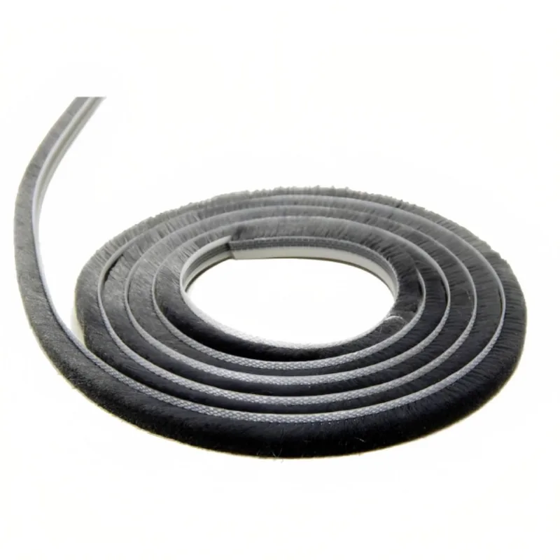Escova fita vedação 25x7 preta rolo C/10 mts encaixe janela porta aluminio