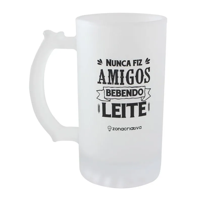 Caneca chopp bebendo leite
