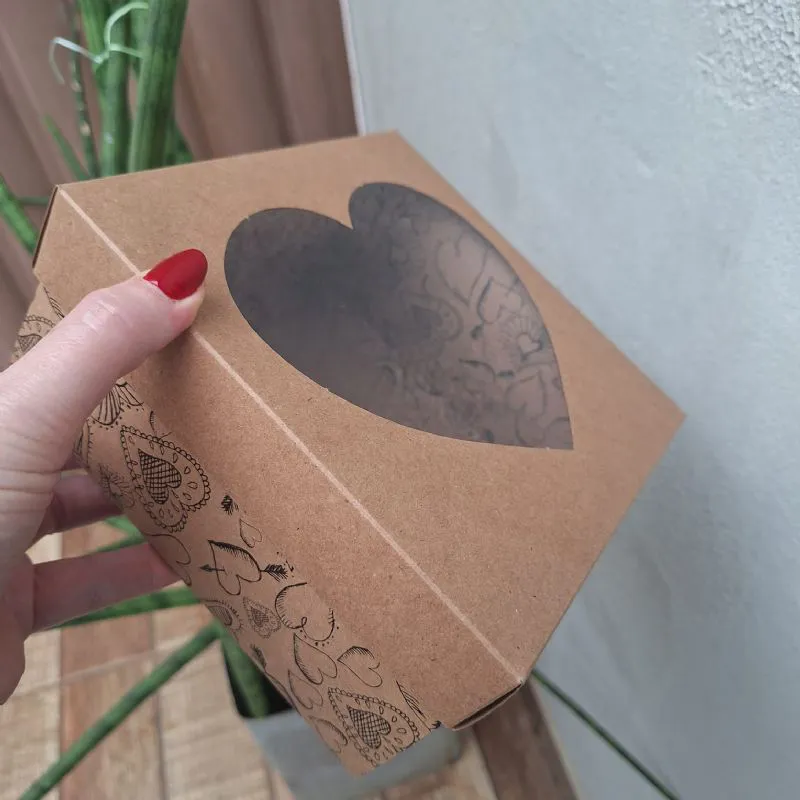 CAIXA DE PRESENTE DE PAPEL KRAFT ESTAMPADA CORACAO C/VISOR CORACAO NA TAMPA URIARTE