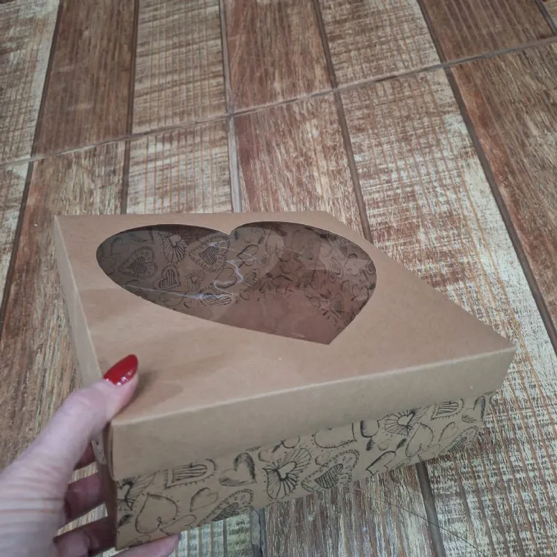 CAIXA DE PRESENTE DE PAPEL KRAFT ESTAMPADA TAMPA COM VISOR CORACAO URIARTE