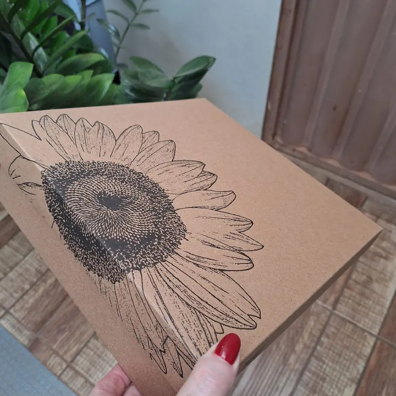 CAIXA DE PRESENTE DE PAPEL DUPLEX KRAFT TAMPA ESTAMPADA GIRASSOL URIARTE