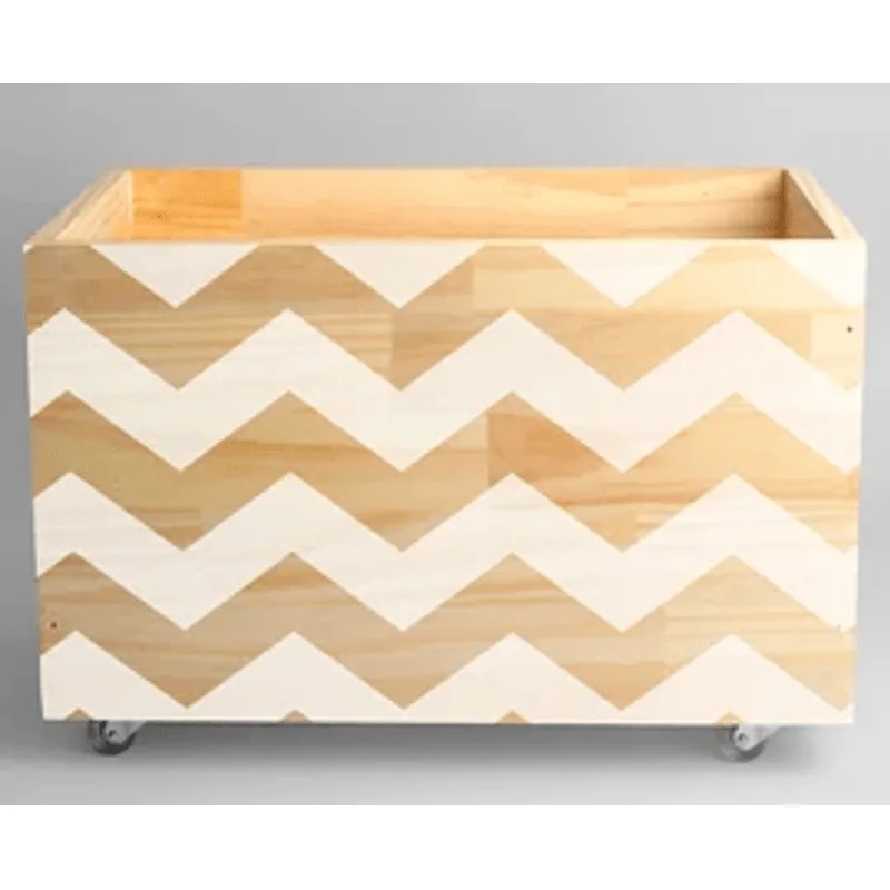Bau pinus com rodinha chevron branco