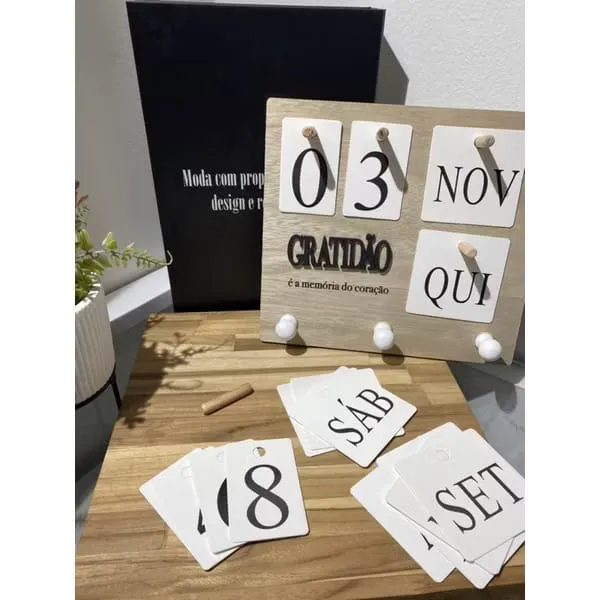 Calendário Decorativo de Parede com Portas Chave