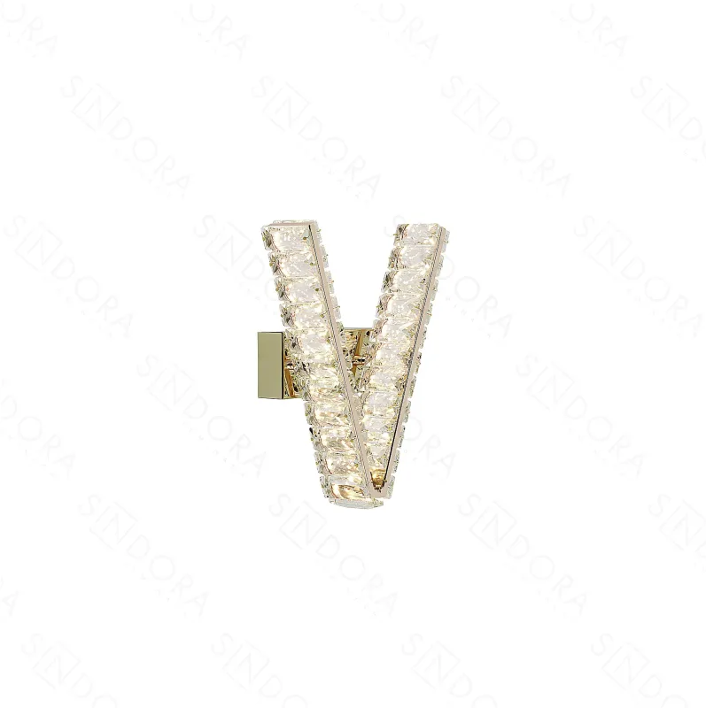 Arandela LETRA V Ø20x26CM 8W 3000K 800LM BIVOLT METAL DOURADO+CRISTAL TRANSPARENTE CX MASTER: 69x34x52CM 14,5KG (10 UN.) | CX: 32x25x13CM 1,3KG PESO UN.:1,4KG Sindora DCB02940