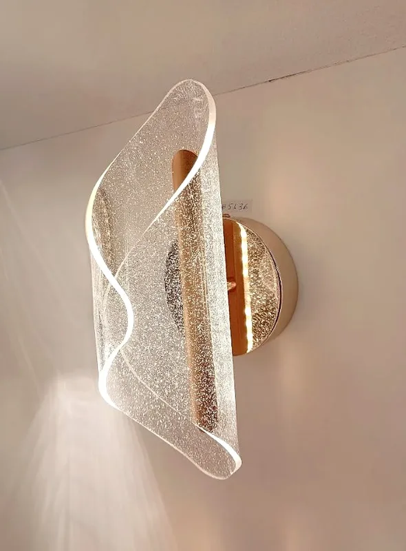 Arandela 8x25CM 7W 525LM 3000K BIVOLT METAL DOURADO+ACRILICO | CANOPLA:10x2,5CM CX MASTER:65x26,5x29CM 4,8KG (10 UN.) CX UN.:12,5x12,5x27,5CM 0,4KG Sindora QB05246