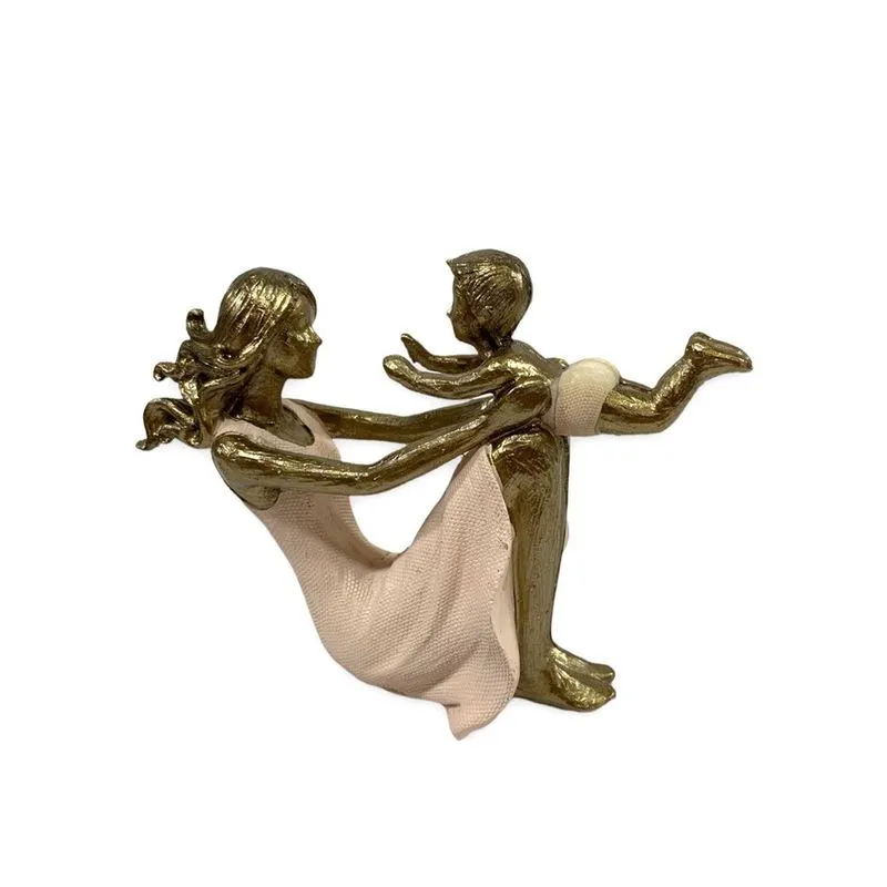 Estatueta Enfeite Mãe Com Filho Brincando Sentada Em Resina