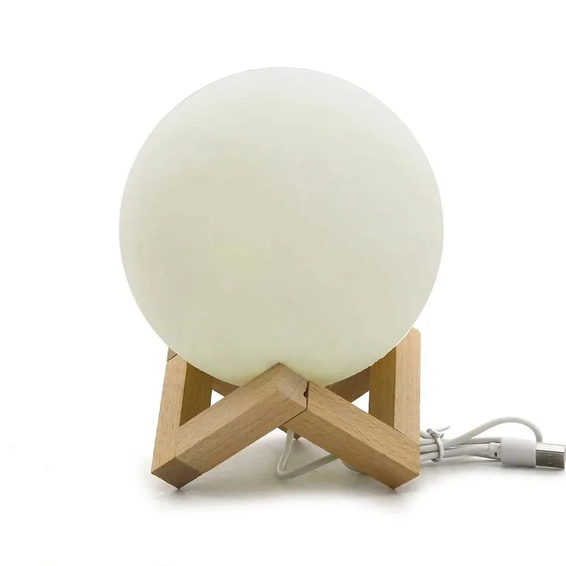 Luminária Le Globo Plástico Macio com Suporte em Madeira Luz Amarela