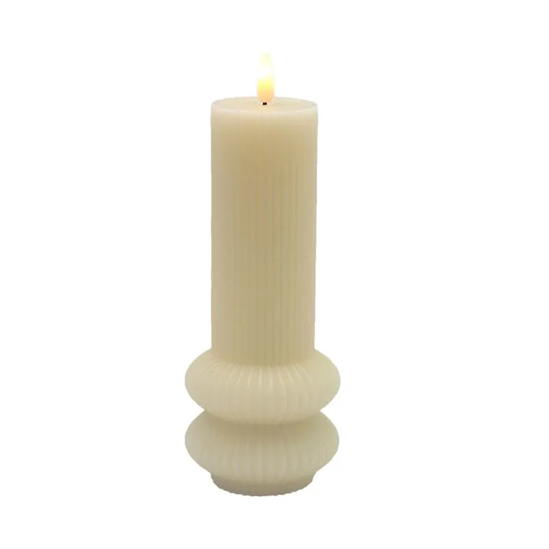 VELA DECORATIVA COM LED EM CERA COR BEGE - 2 PILHAS AA (NÃO INCLUSAS)