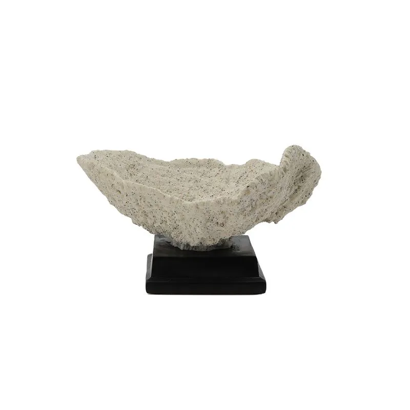 PECA DECORATIVA CORAL EM RESINA E BASE PRETA E BEGE