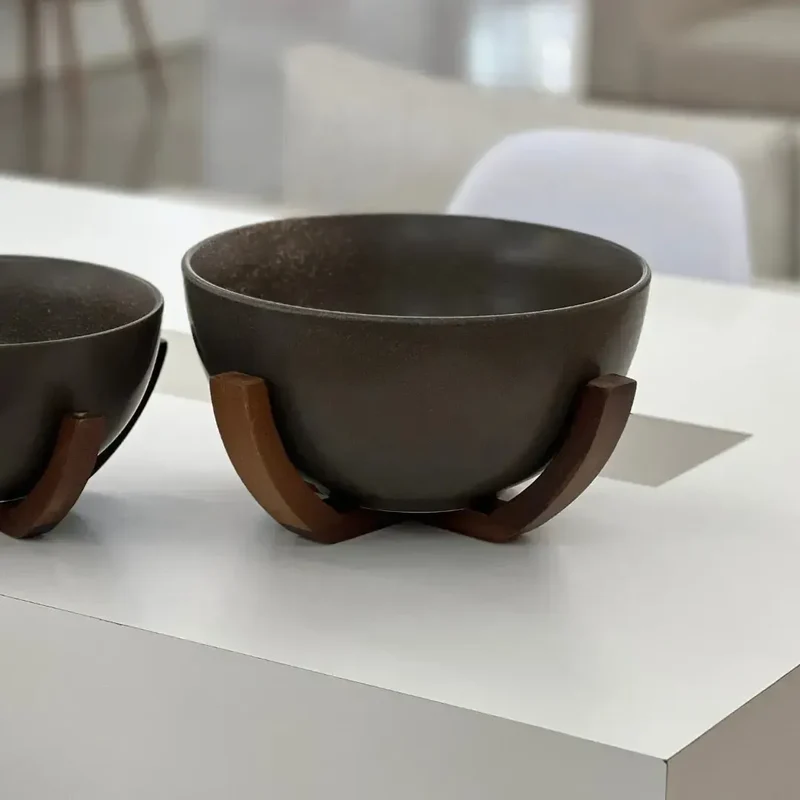 Bowl Cerâmica Marrom com Base de Madeira 27,5cm Linha Sintonia