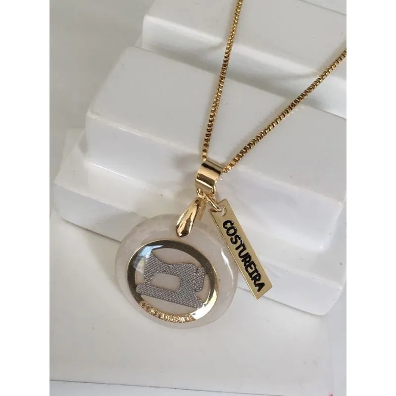COLAR PROFISSÃO 'COSTUREIRA ' MADREPÉROLA DOURADO