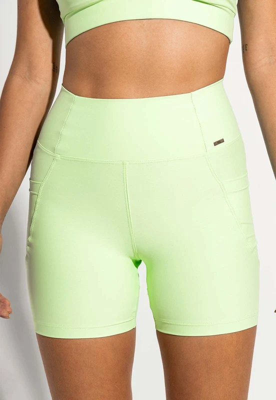 Bermuda lisa verde matcha com bolsos Aura P