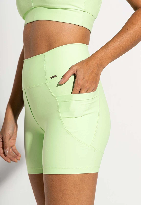 Bermuda lisa verde matcha com bolsos Aura M