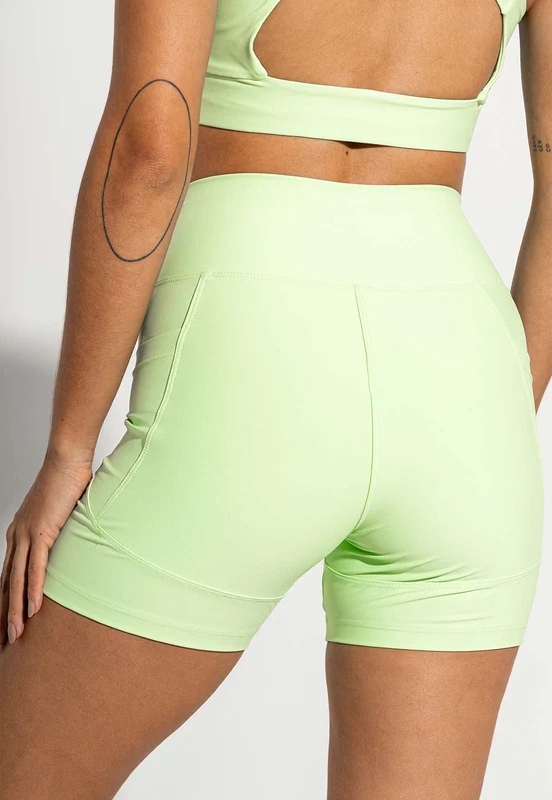 Bermuda lisa verde matcha com bolsos Aura G
