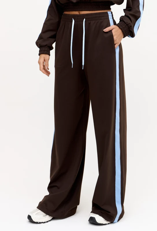 Calça wide leg comfy marrom café com bolsos e faixa lateral Magna M