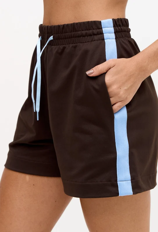 Shorts comfy marrom café com bolsos e faixa lateral Magna GG
