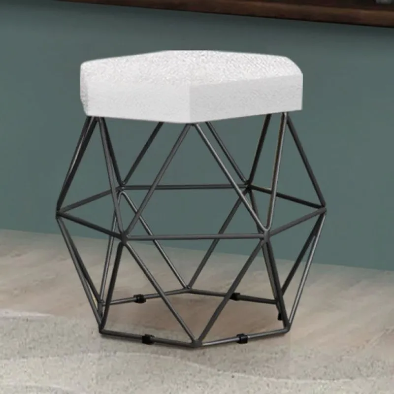 Puff Decorativo Aramado em Corino Diamond Metal Móveis Branco/Preto