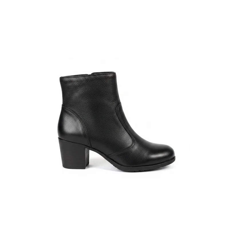 Bota feminina em couro cano curto com salto 0310 40 / Preto