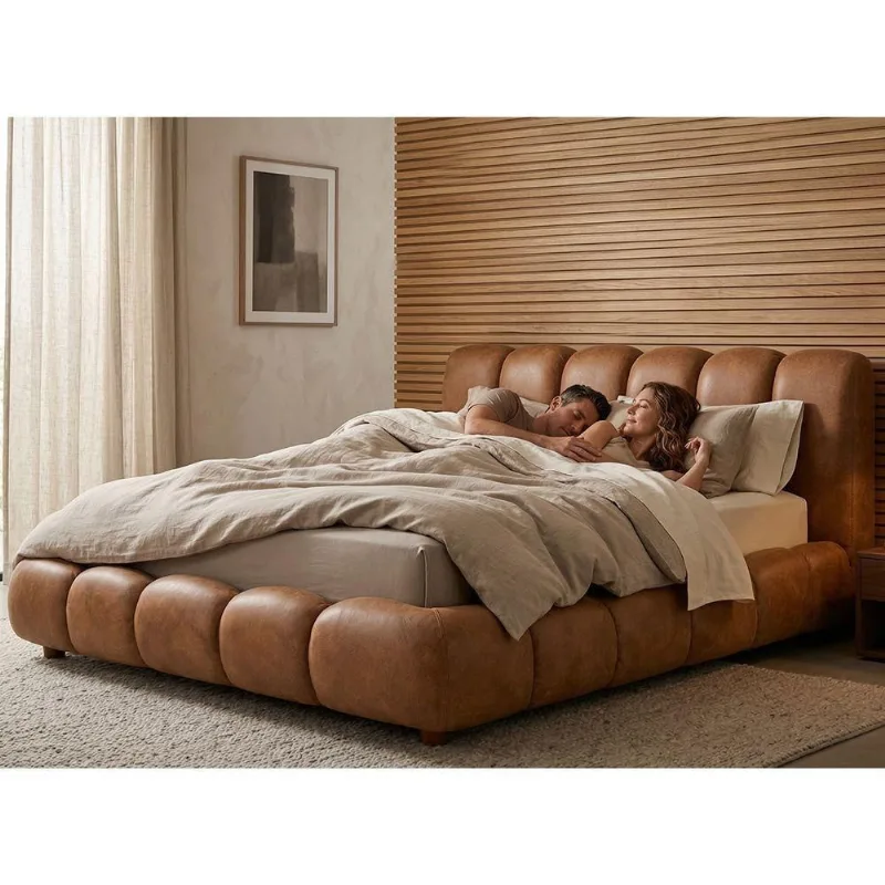 Cama Japonesa Queen Nuvem com Cabeceira Alta Estofada Courino Caramelo Madeira Sallar Home