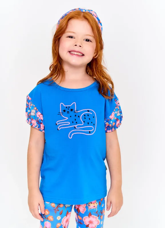 Blusa Menina Manga Curta Azul Entre Flores Gatinho Bordado Alphabeto