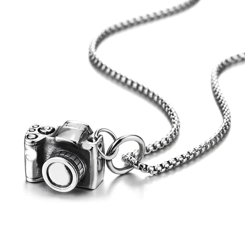 Colar com Pingente de Câmera Fotográfica em Aço Inox Prateado