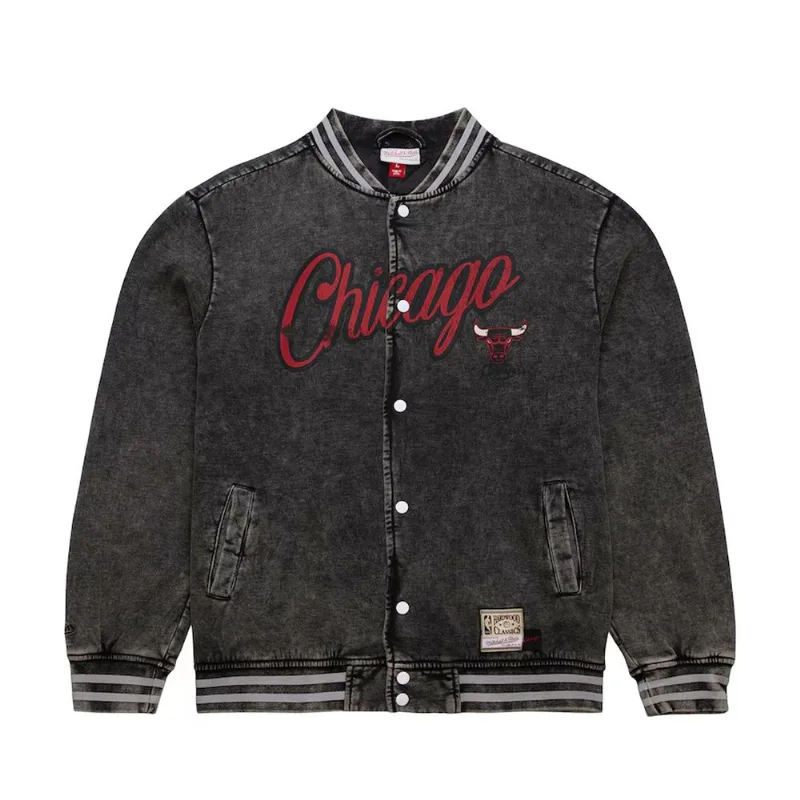 Jaqueta Mitchell & Ness Oversized Varsity Full-Snap Chicago Bulls Preta - M