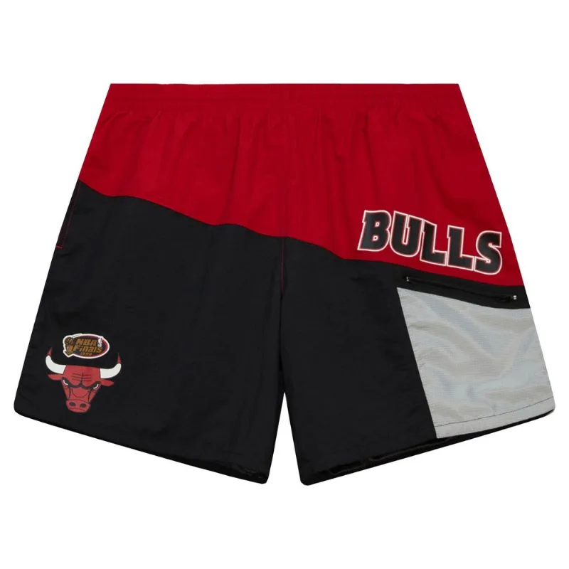 Shorts Mitchell & Ness Nylon Utility Chicago Bulls Preto e Vermelho - P