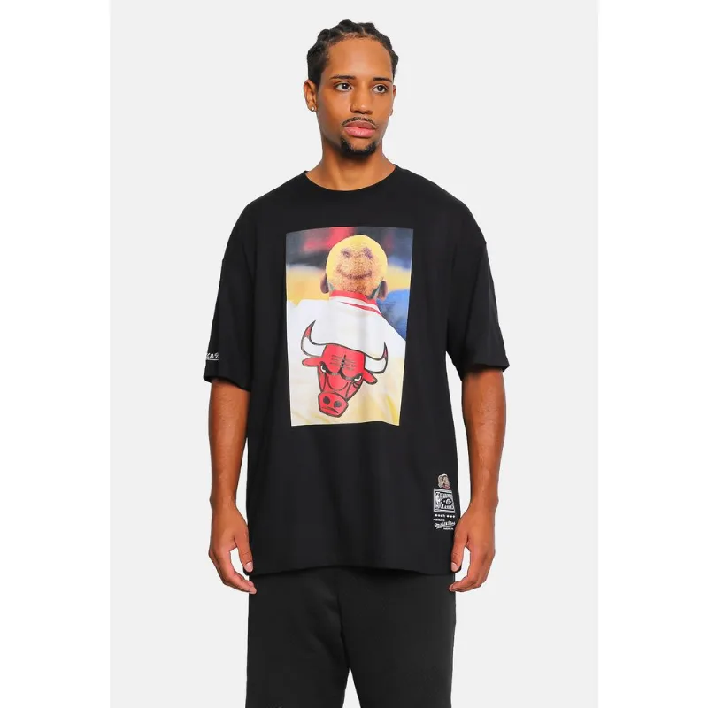 Camiseta Mitchell & Ness Oversized Happy Rodman Chicago Bulls Preta - GG