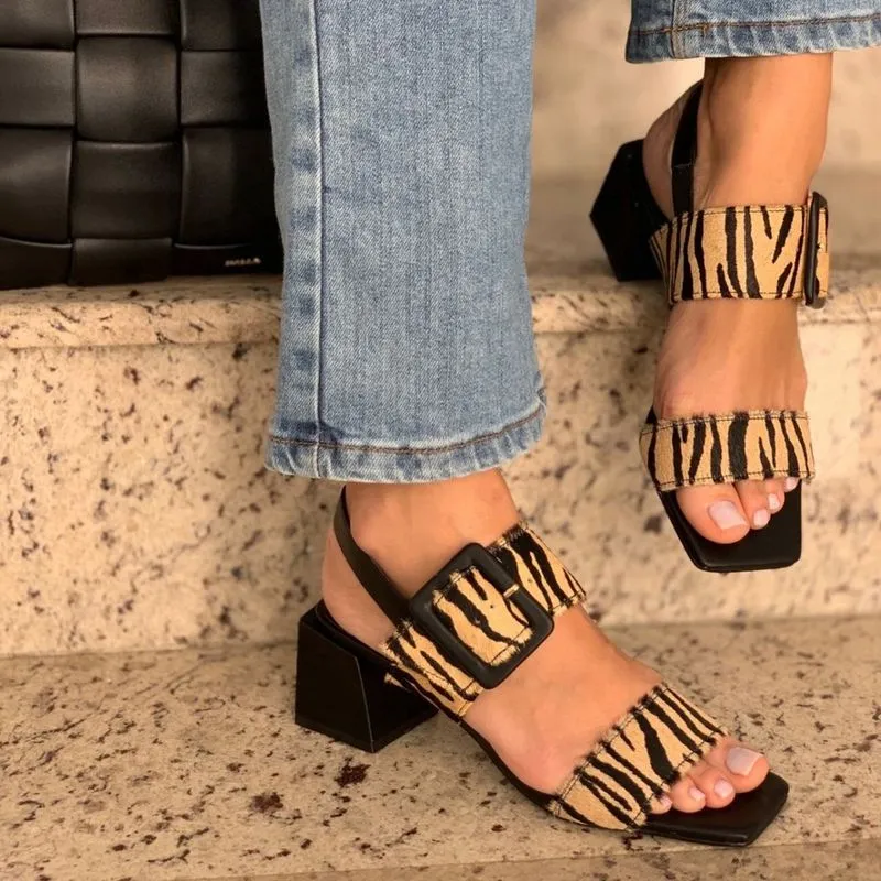 Sandália em couro animal print com fivela
