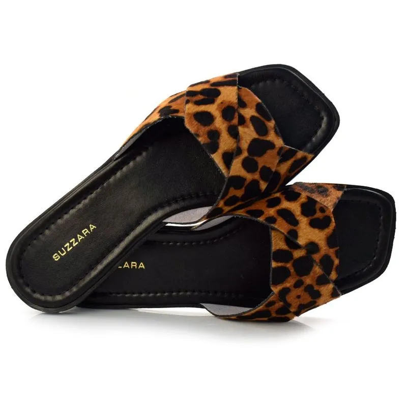 Tamanco Rasteira de Couro e Animal Print Suzzara Preto 008606 PELO 38
